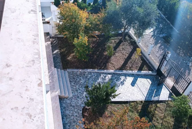 Shtepi ne shitje Shtepi Private ne Tirane, 7+1, Mobilimi Bosh, pa mobiluar, Pagesa 415,000  Euro.