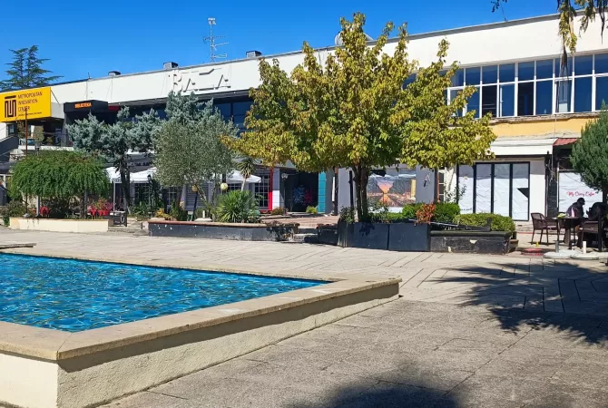 Ambient Komercial Me Qera