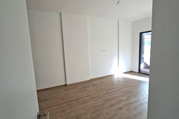 Shtepi ne shitje Apartament ne Tirane, 2+1, Mobilimi Bosh, pa mobiluar, Pagesa 190,000  Euro.
