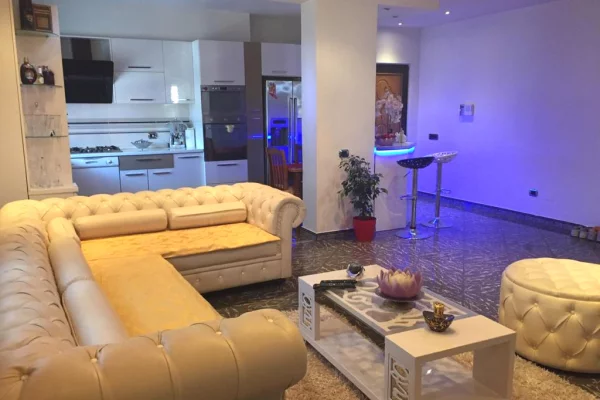 Apartament Tek Komuna Parisit