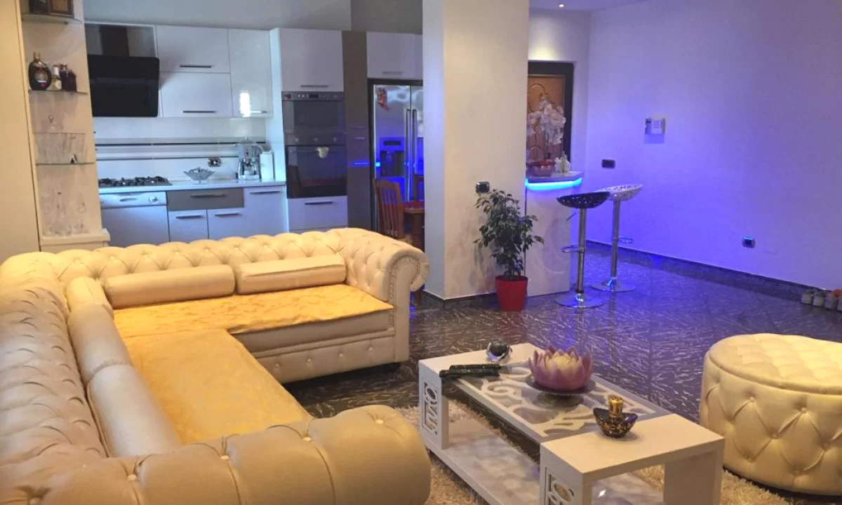 Appartamento in affitto a Tirana 2+1, Arredato