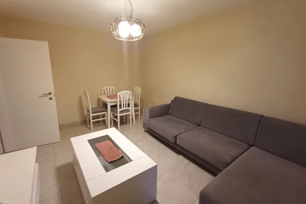 Shtepi me qera Apartament ne Tirane, 2+1, Mobilimi E mobiluar, Pagesa 500  Euro.