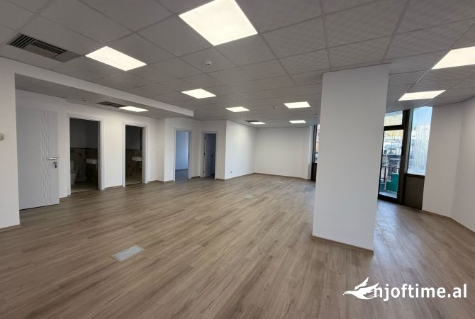 Ambiente Commerciale in Affitto 3+1 a Tirana - 1,500 Euro