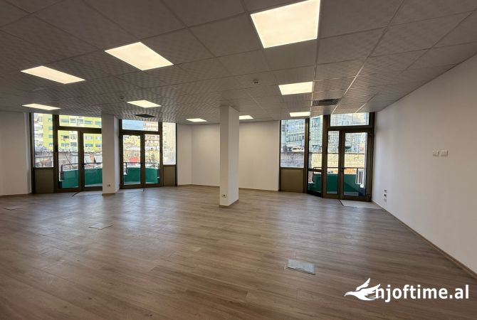 Ambiente Commerciale in Affitto 3+1 a Tirana - 1,500 Euro