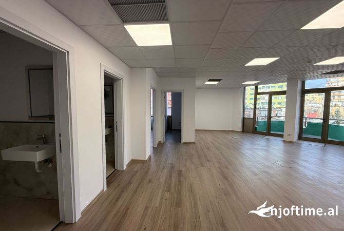 Ambiente Commerciale in Affitto 3+1 a Tirana - 1,500 Euro