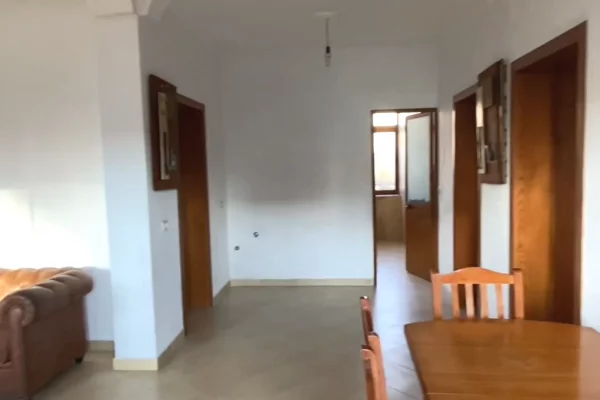 Shtepi me qera Shtepi Private ne Tirane, 3+1, Mobilimi E mobiluar, Pagesa 450  Euro.
