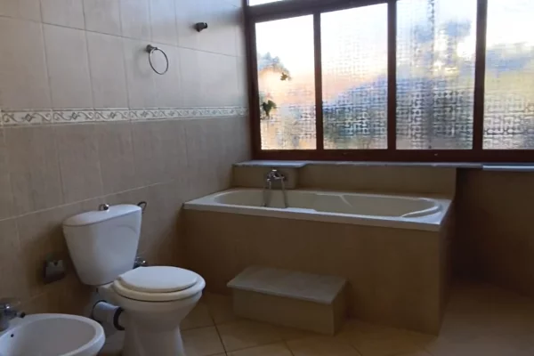 Shtepi me qera Shtepi Private ne Tirane, 3+1, Mobilimi E mobiluar, Pagesa 450  Euro.