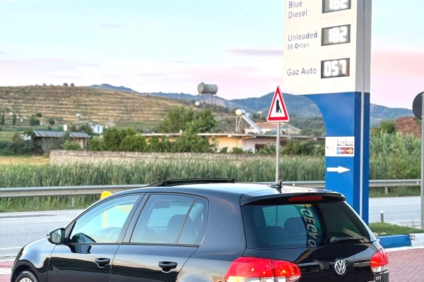 Makina ne shitje ne Elbasan - 4,500 Euro