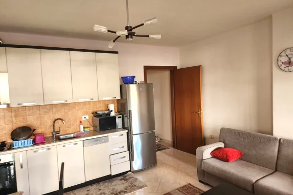 Shtepi ne shitje Apartament ne Durres, 2+1, Mobilimi E mobiluar, Pagesa 150,000  Euro.