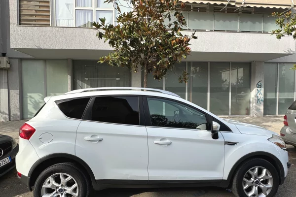 Makina ne shitje ne Tirane - 650,000 Leke