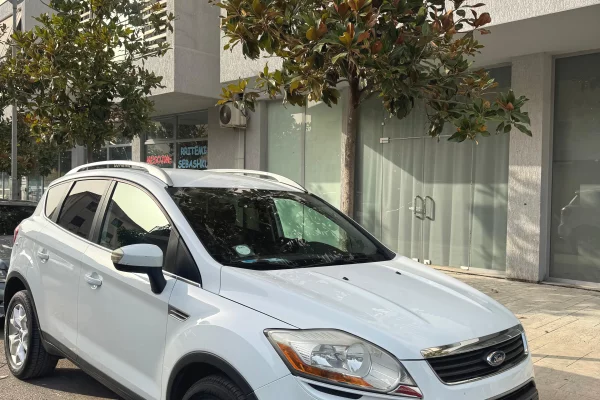 Makina ne shitje ne Tirane - 650,000 Leke