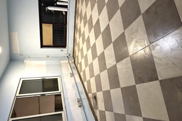 Ambient 400m2, 6,5m i lart, porte 4x5,  2 banja, 2 zyra sistem 3 fazor, linje ajri