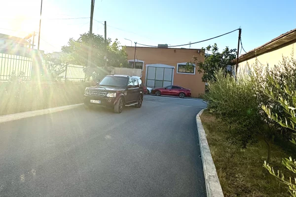 Ambient 400m2, 6,5m i lart, porte 4x5,  2 banja, 2 zyra sistem 3 fazor, linje ajri