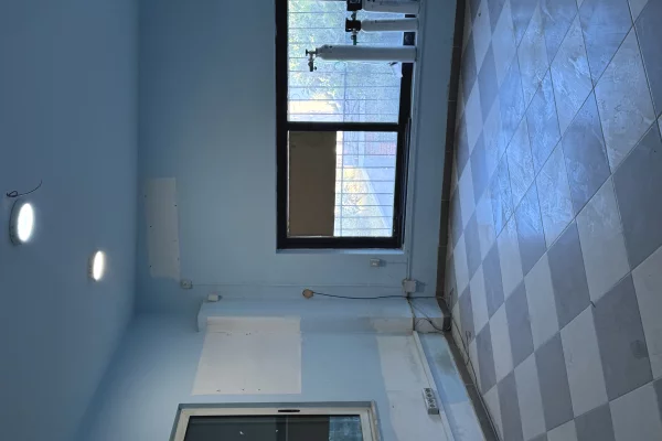 Ambient 400m2, 6,5m i lart, porte 4x5,  2 banja, 2 zyra sistem 3 fazor, linje ajri