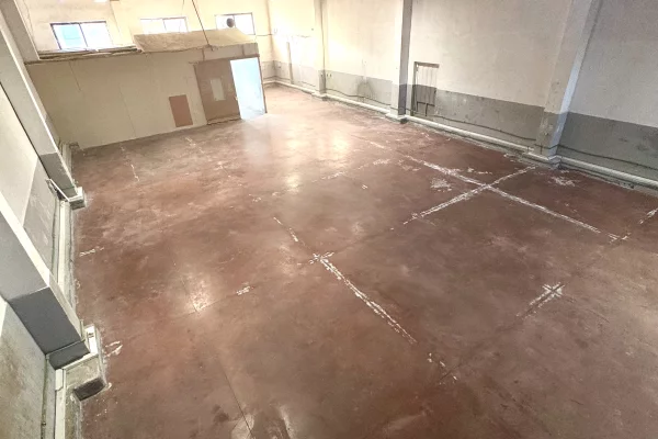 Ambient 400m2, 6,5m i lart, porte 4x5,  2 banja, 2 zyra sistem 3 fazor, linje ajri
