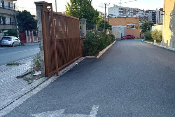 Ambient 400m2, 6,5m i lart, porte 4x5,  2 banja, 2 zyra sistem 3 fazor, linje ajri
