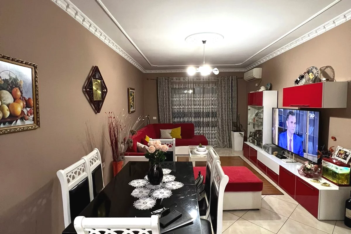 Shtepi ne shitje Apartament ne Tirane, 2+1, Mobilimi E mobiluar, Pagesa 171,000  Euro.