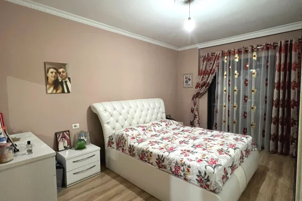 Shtepi ne shitje Apartament ne Tirane, 2+1, Mobilimi E mobiluar, Pagesa 171,000  Euro.