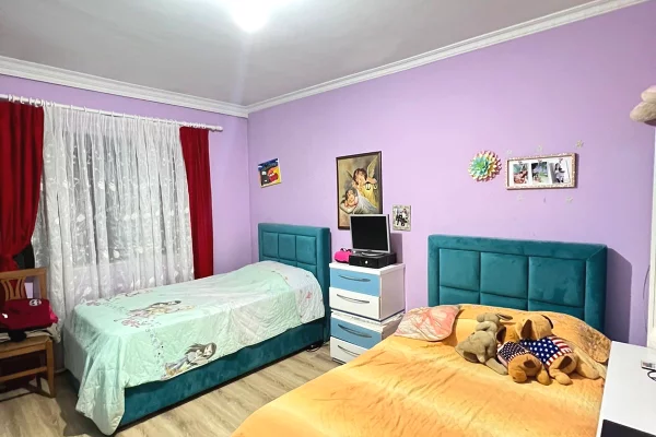 Shtepi ne shitje Apartament ne Tirane, 2+1, Mobilimi E mobiluar, Pagesa 171,000  Euro.