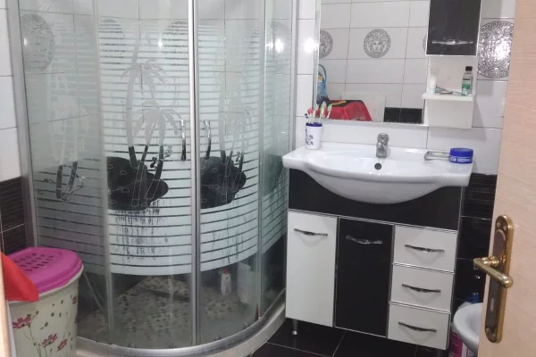 Shtepi ne shitje Apartament ne Tirane, 2+1, Mobilimi E mobiluar, Pagesa 171,000  Euro.