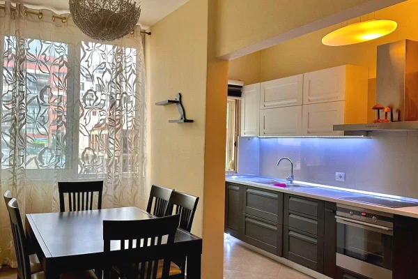 Shtepi ne shitje Apartament ne Tirane, 2+1, Mobilimi E mobiluar, Pagesa 16,500,000  Leke.
