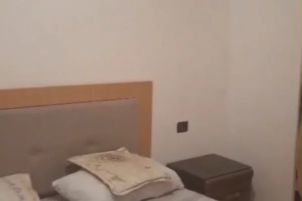 Shtepi me qera Apartament ne Tirane, 2+1, Mobilimi E mobiluar, Pagesa 40,000  Leke.