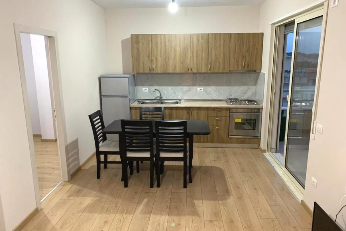 Shtepi me qera Apartament ne Tirane, 2+1, Mobilimi E mobiluar, Pagesa 40,000  Leke.
