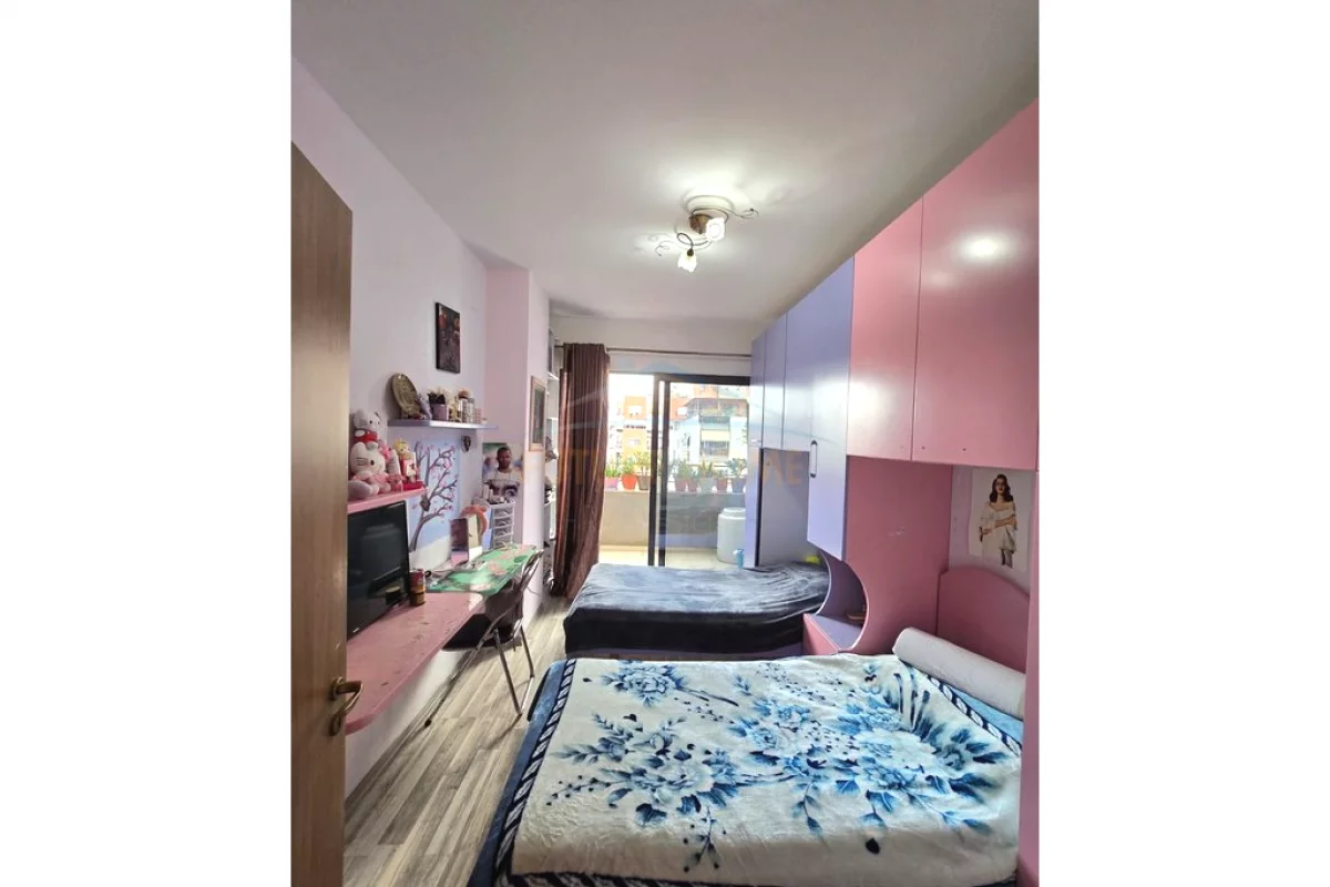 Shtepi ne shitje Apartament ne Tirane, 2+1, Mobilimi E mobiluar, Pagesa 14,500,000  Leke.