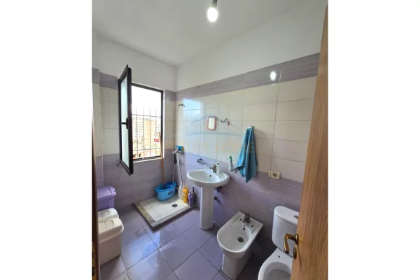Shtepi ne shitje Apartament ne Tirane, 2+1, Mobilimi E mobiluar, Pagesa 14,500,000  Leke.
