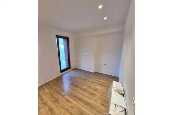 Shtepi me qera Apartament ne Tirane, 2+1, Mobilimi Bosh, pa mobiluar, Pagesa 1,900  Euro.
