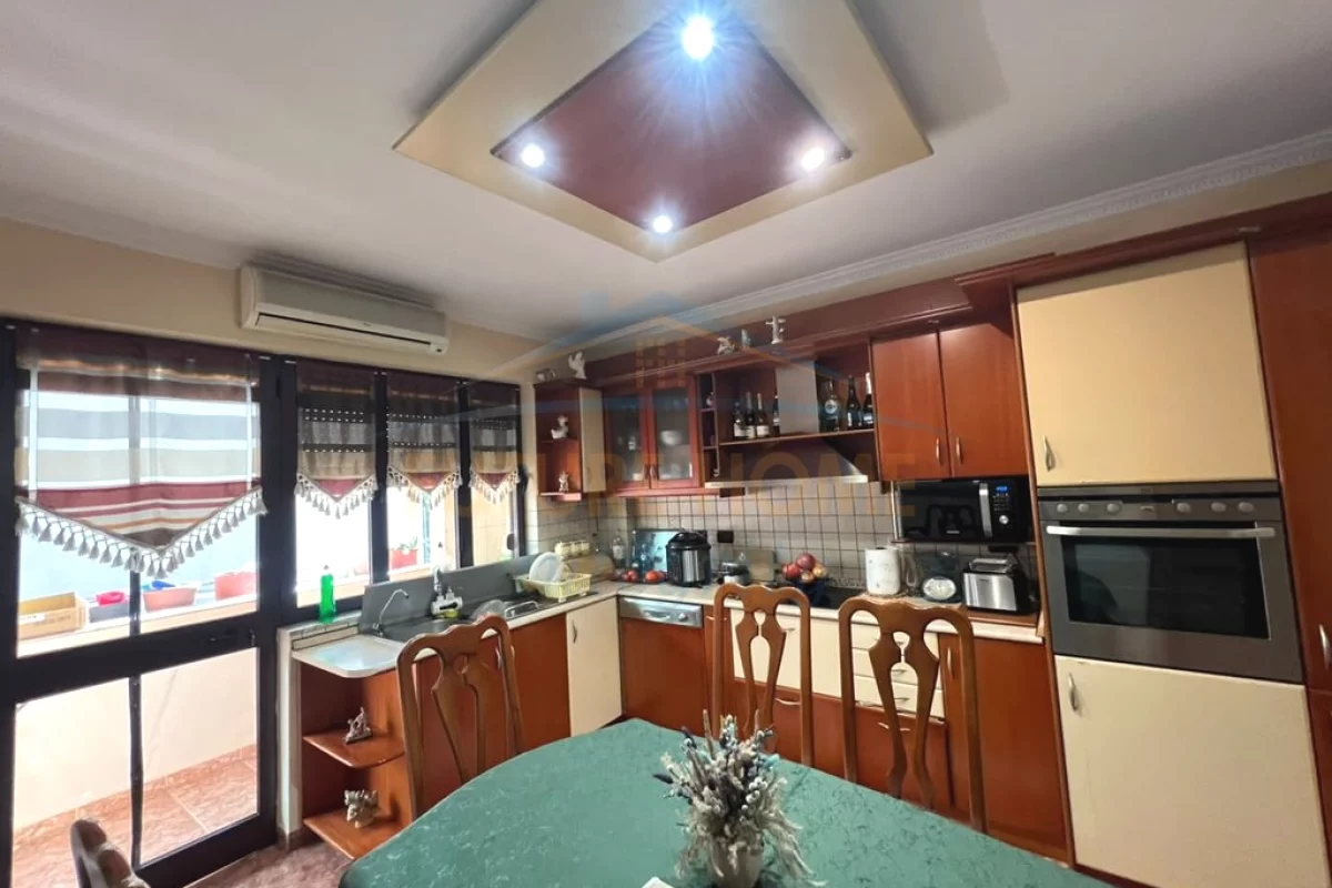 Shtepi ne shitje Apartament ne Tirane, 2+1, Mobilimi E mobiluar, Pagesa 190,000  Euro.
