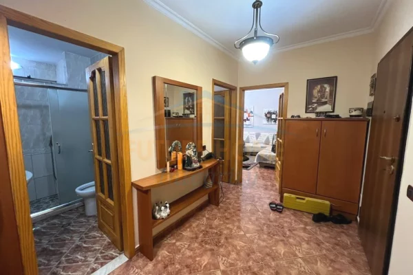 Shtepi ne shitje Apartament ne Tirane, 2+1, Mobilimi E mobiluar, Pagesa 190,000  Euro.