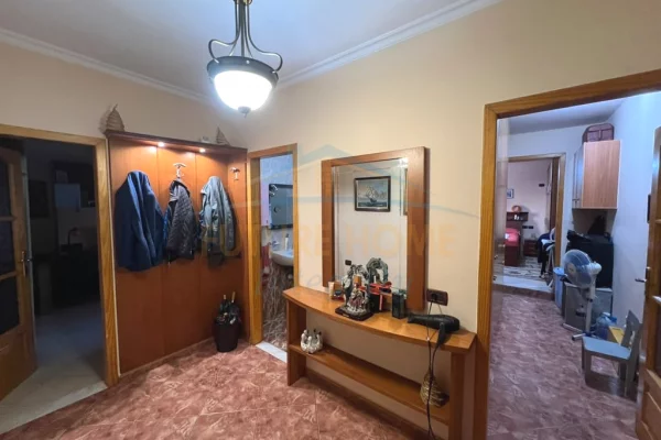 Shtepi ne shitje Apartament ne Tirane, 2+1, Mobilimi E mobiluar, Pagesa 190,000  Euro.