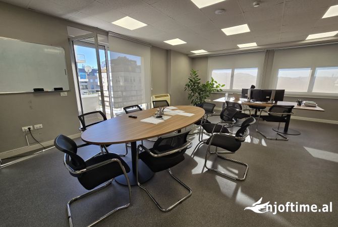 Ambiente Commerciale in Affitto 3+1 a Tirana - 3,300 Euro