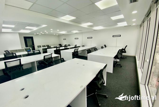 Ambiente Commerciale in Affitto 3+1 a Tirana - 3,300 Euro