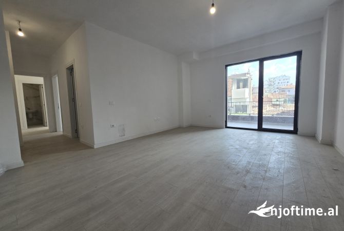 Ambiente Commerciale in Affitto 3+1 a Tirana - 700 Euro