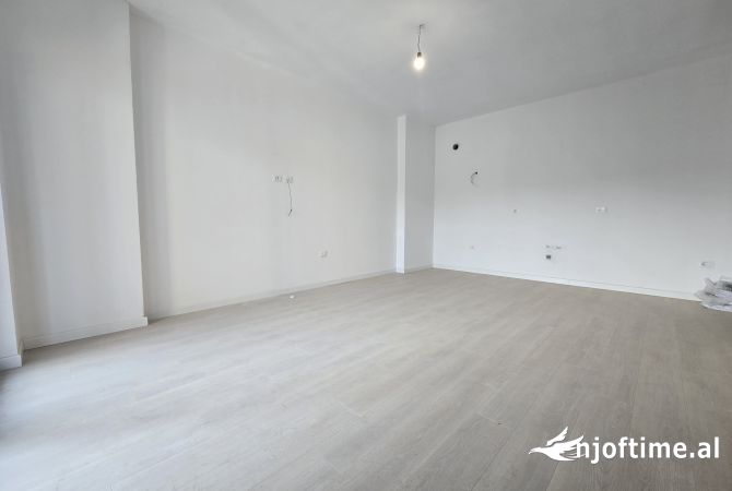 Ambiente Commerciale in Affitto 3+1 a Tirana - 700 Euro