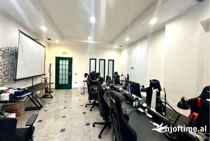 Ambiente Commerciale in Affitto 3+1 a Tirana - 6,000 Euro