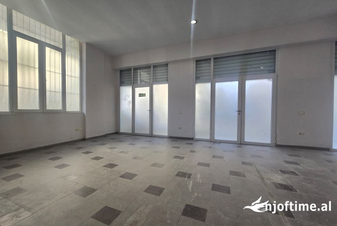 Ekskluzive !!! Shitet Dyqan me Cmim Reference ne Ali Dem