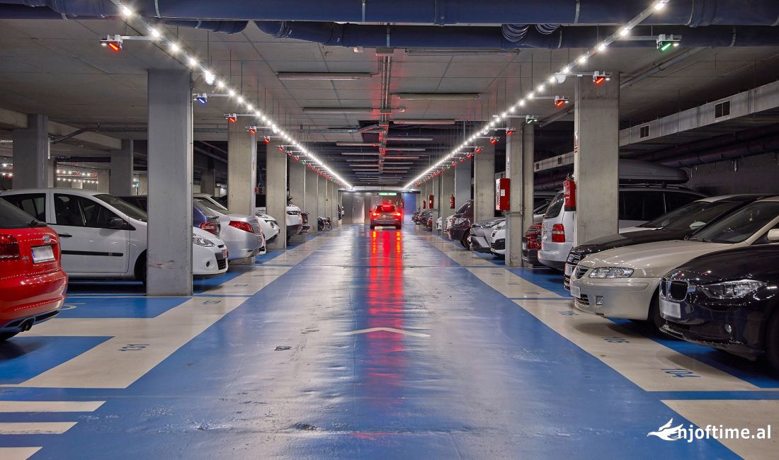 Parkim ne Shitje, Prane shkolles se Kuqe ( ID P10022532)