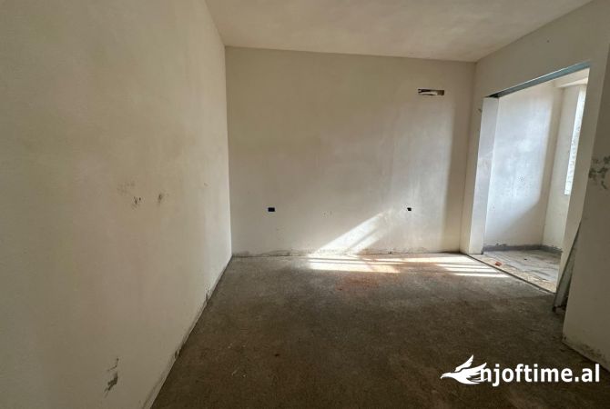 Shtepi ne shitje Apartament ne Tirane, 1+1, Mobilimi Bosh, pa mobiluar, Pagesa 114,500  Euro.