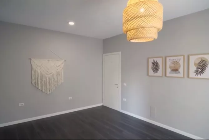 Shtepi ne shitje Apartament ne Tirane, 1+1, Mobilimi Bosh, pa mobiluar, Pagesa 170,000  Euro.