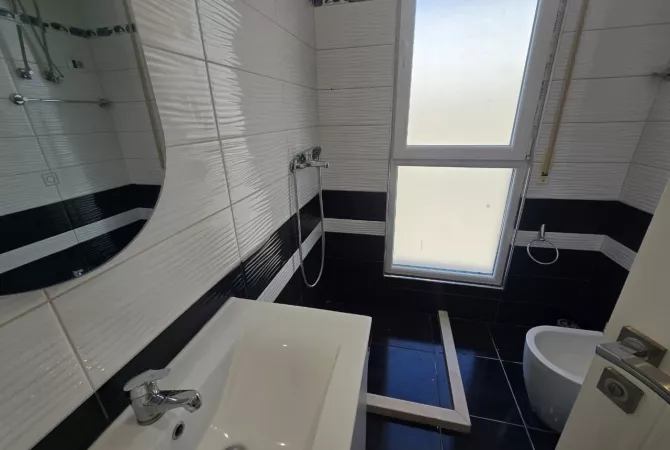 Shtepi ne shitje Apartament ne Tirane, 2+1, Mobilimi E mobiluar, Pagesa 285,000  Euro.