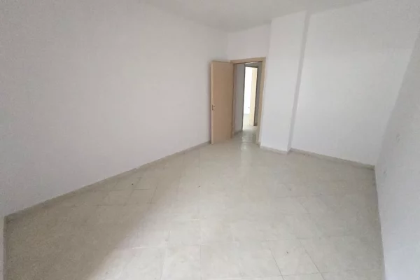 Shitet Apartament 1+1 Me Ballkon ne Fresk 