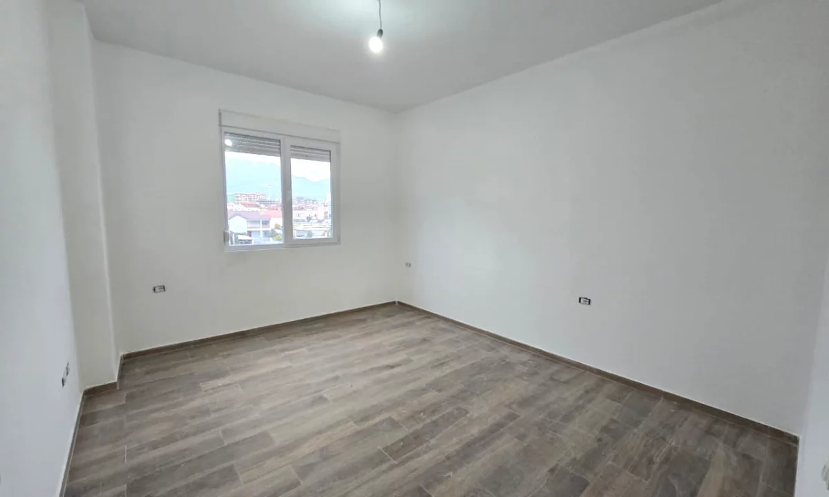 Shtepi ne shitje Apartament ne Tirane, 1+1, Mobilimi Bosh, pa mobiluar, Pagesa 114,000  Euro.