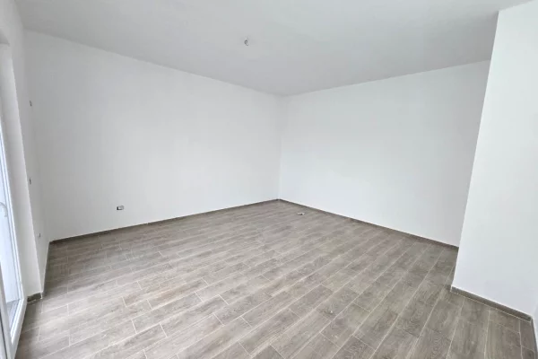 Shtepi ne shitje Apartament ne Tirane, 1+1, Mobilimi Bosh, pa mobiluar, Pagesa 114,000  Euro.