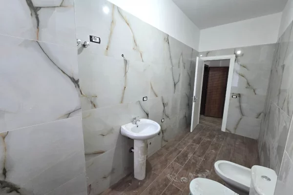 Shtepi ne shitje Apartament ne Tirane, 1+1, Mobilimi Bosh, pa mobiluar, Pagesa 114,000  Euro.
