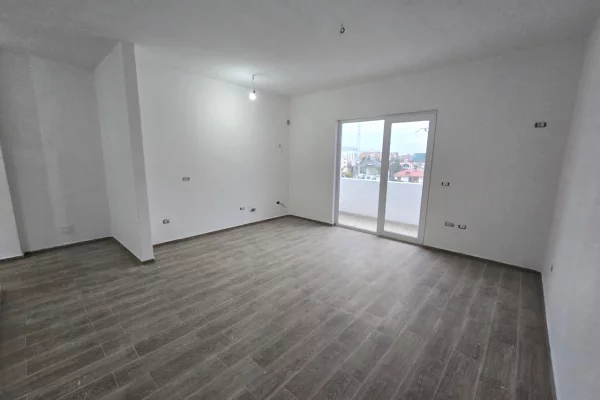 Shtepi ne shitje Apartament ne Tirane, 1+1, Mobilimi Bosh, pa mobiluar, Pagesa 114,000  Euro.