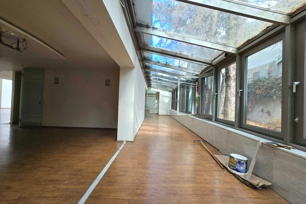 Jepet me qera Dyqan 590m2 — Tirane