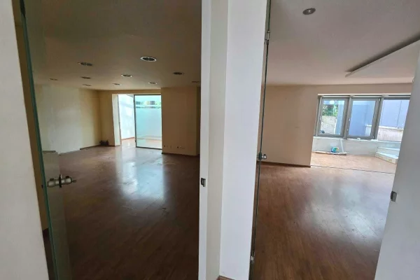 Jepet me qera Dyqan 590m2 — Tirane